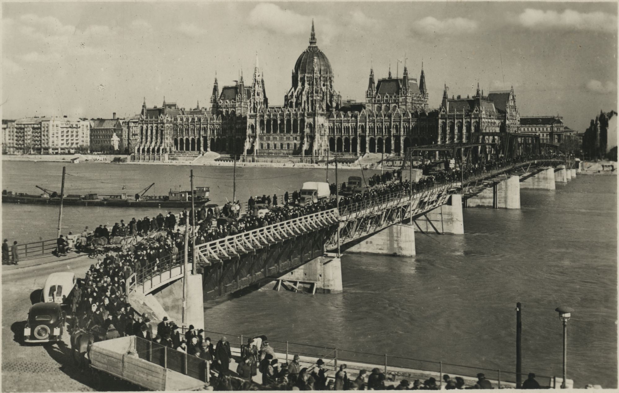 Az egymástól elszakított városrészek között egy időben a Kossuth híd jelentette a legfőbb kapcsolatot. Képeslap, 1950 körül (BFL XIV.243.d.2)