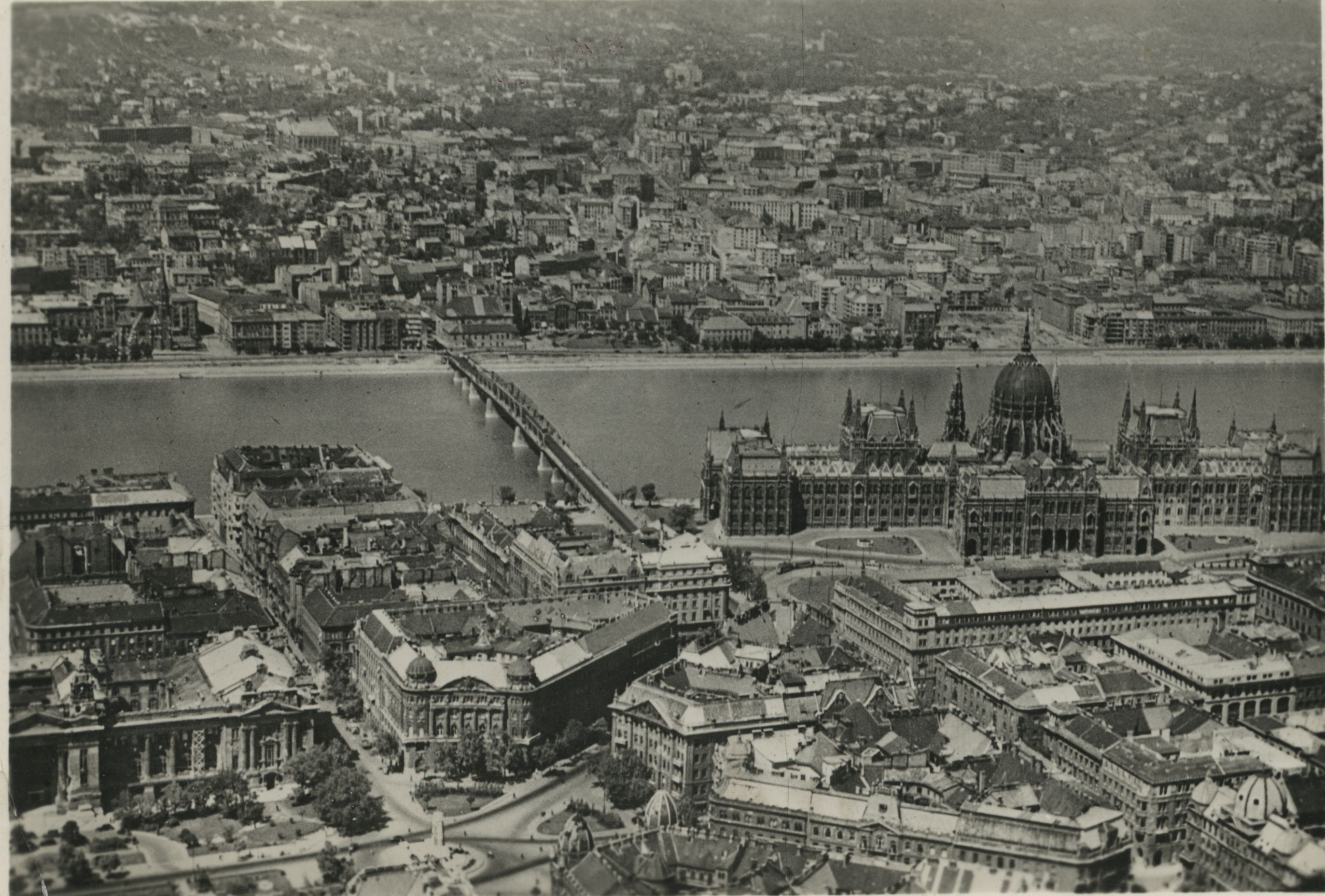 A város látképe Pest felől. A Kossuth híd a Parlament mellett ível át a Dunán. Képeslap, 1950 körül (BFL XV.243.a.180)