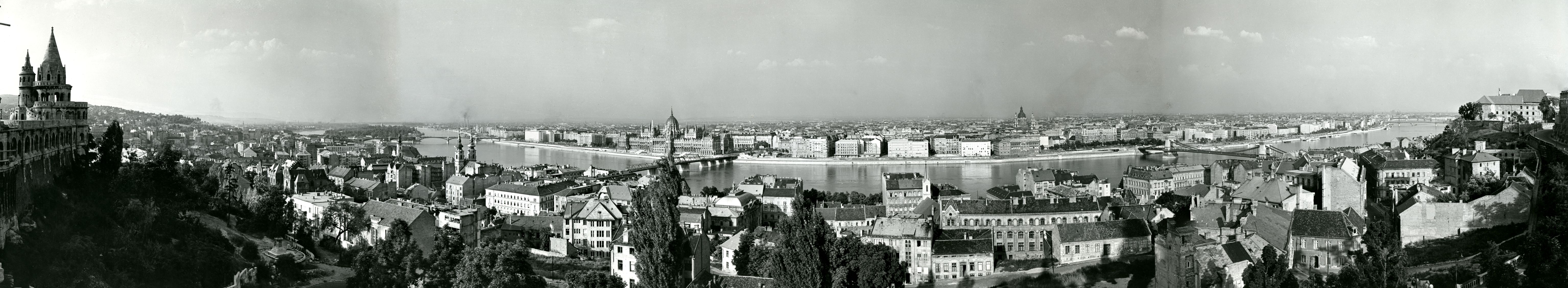 Látkép a II. világháború után az Országház és a Batthyány tér között épített ideiglenes Kossuth híddal, a távolban a felújított Lánchíddal és Margit híddal, 1950-es évek (BFL XV.19.c.11)